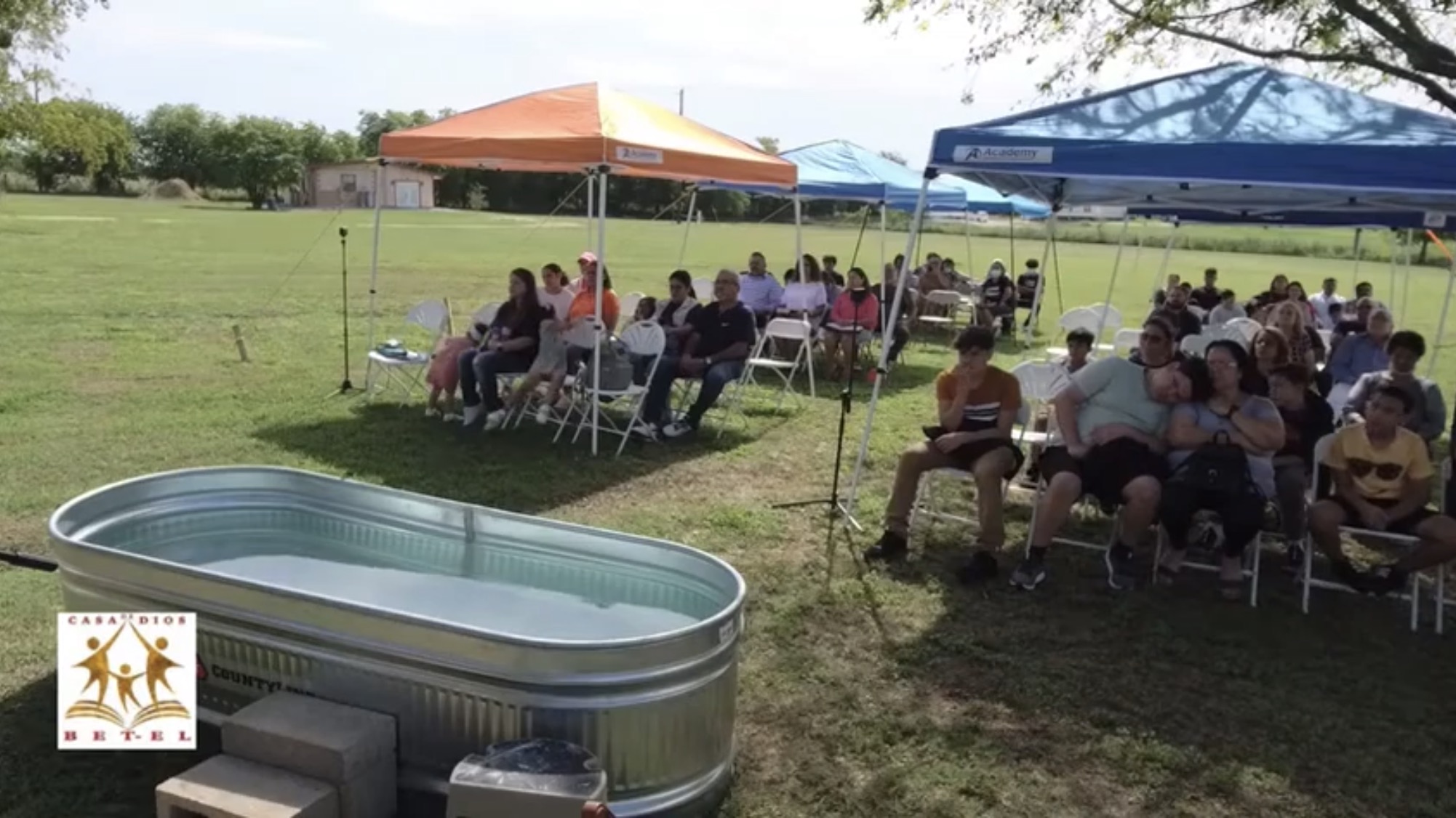 Familias compartiendo en comunión